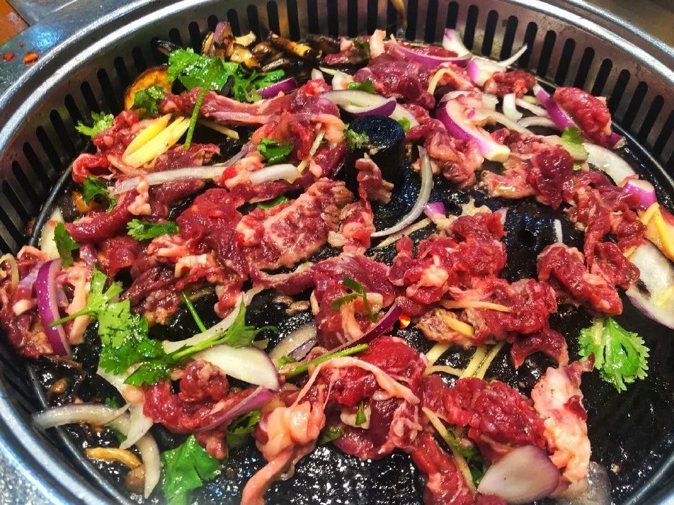 齐齐哈尔烤肉,是长这样的:齐齐哈尔家家都有烤锅,是中国最早吃铁板烤