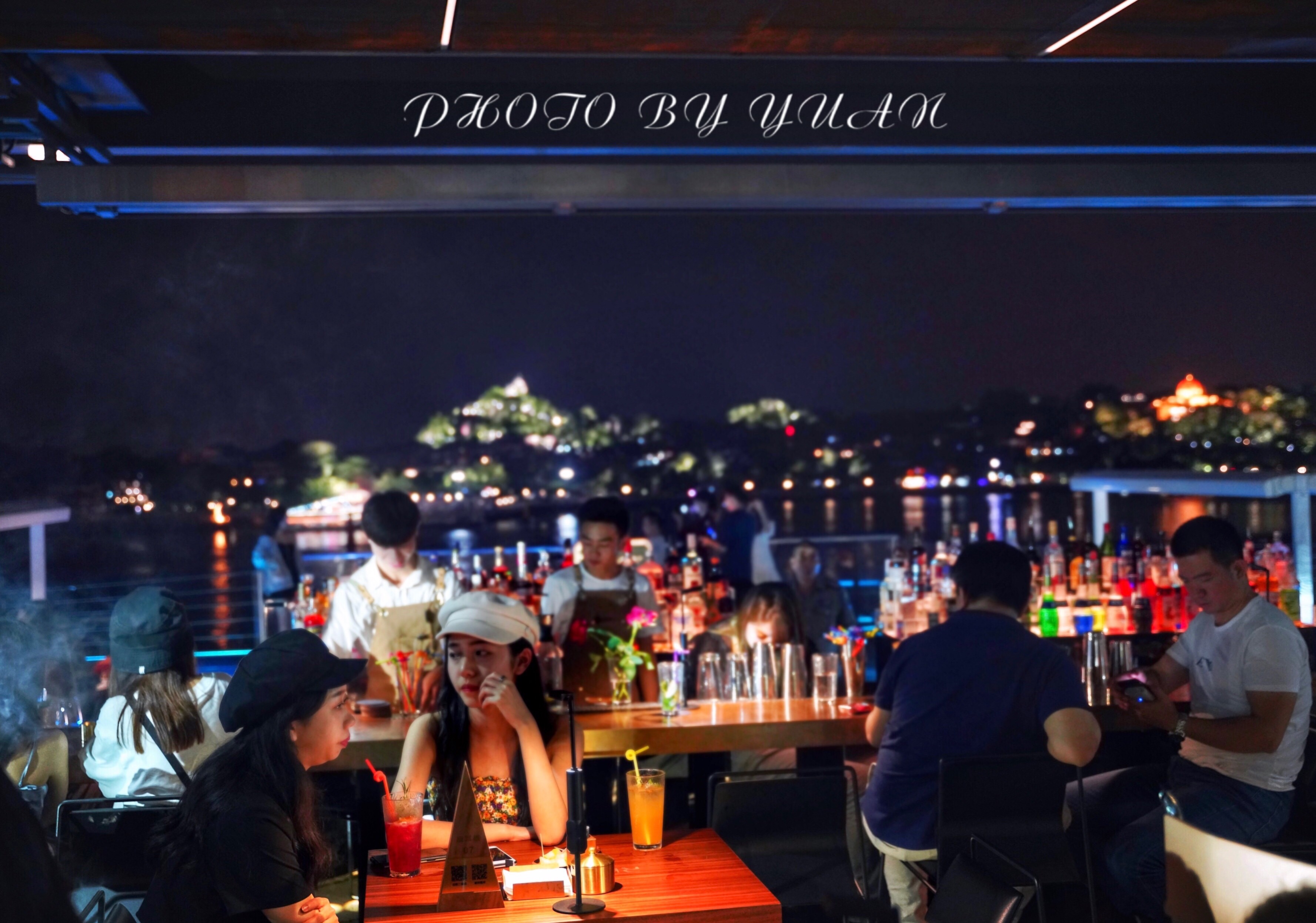 原创故事发生得最多的地方有两处一个是天台一个是酒吧