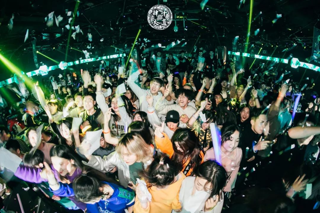 作为金华吃喝玩乐小队长让你白天也可以和朋友们甩手蹦迪属于你的开学