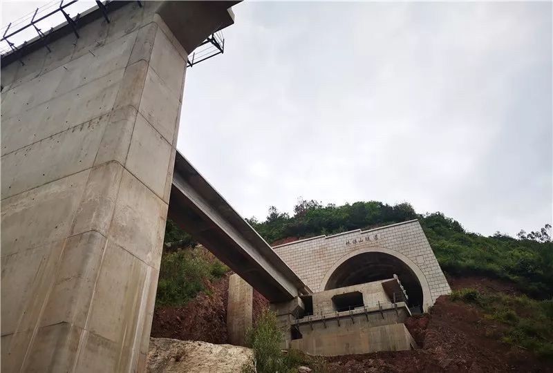 大临铁路最长隧道林保山隧道建设取得重大突破