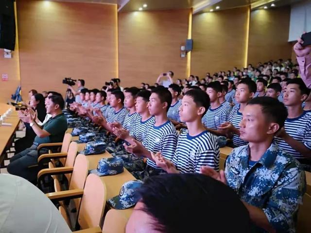 安徽省海軍青少年航空學校揭牌,合肥教育開創新局面!