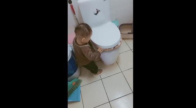 熊孩子作妖憋大招把衣服塞进马桶里网友三天不打上房揭瓦