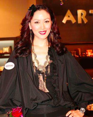任达华妻子现身活动52岁皮肤却超级好一身黑衣气场十足