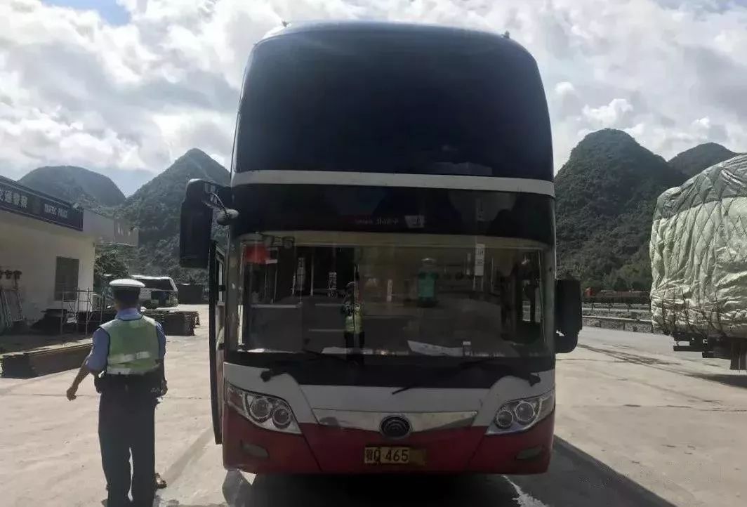 准驾车型:a1a2)驾驶云hm35**号大型卧铺客车行驶行驶至广昆高速964