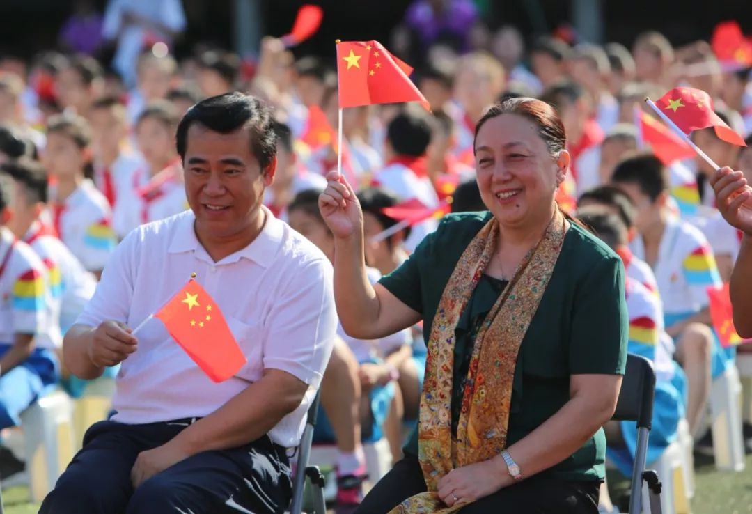 一年级的新生和学校合唱团的小姐姐们,手拿国旗,为大家奉献了一首《我