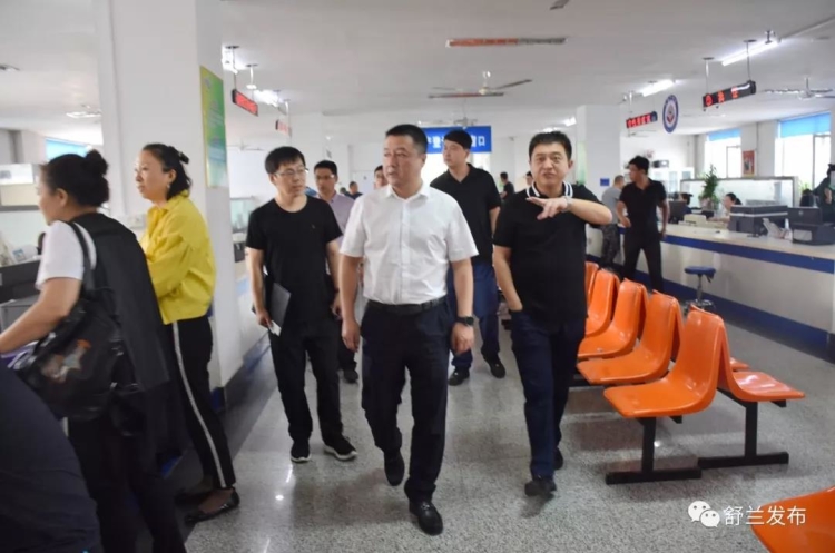 9月2日,市委常委,副市长王识开先后到市政务服务中心及政务服务中心