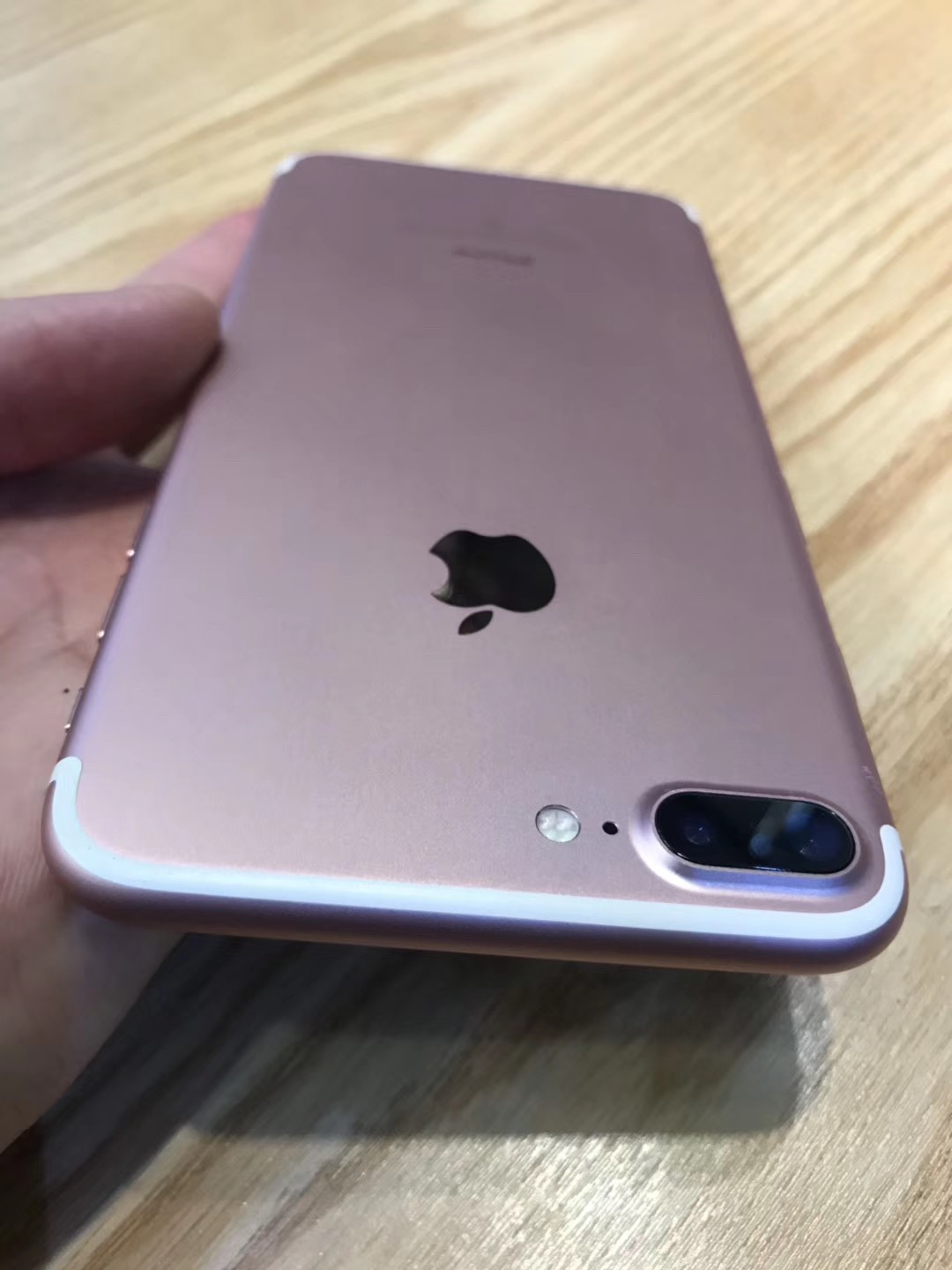 手機背面很新,這是一臺玫瑰金色的iphone7plus,從外觀上來看確實還不