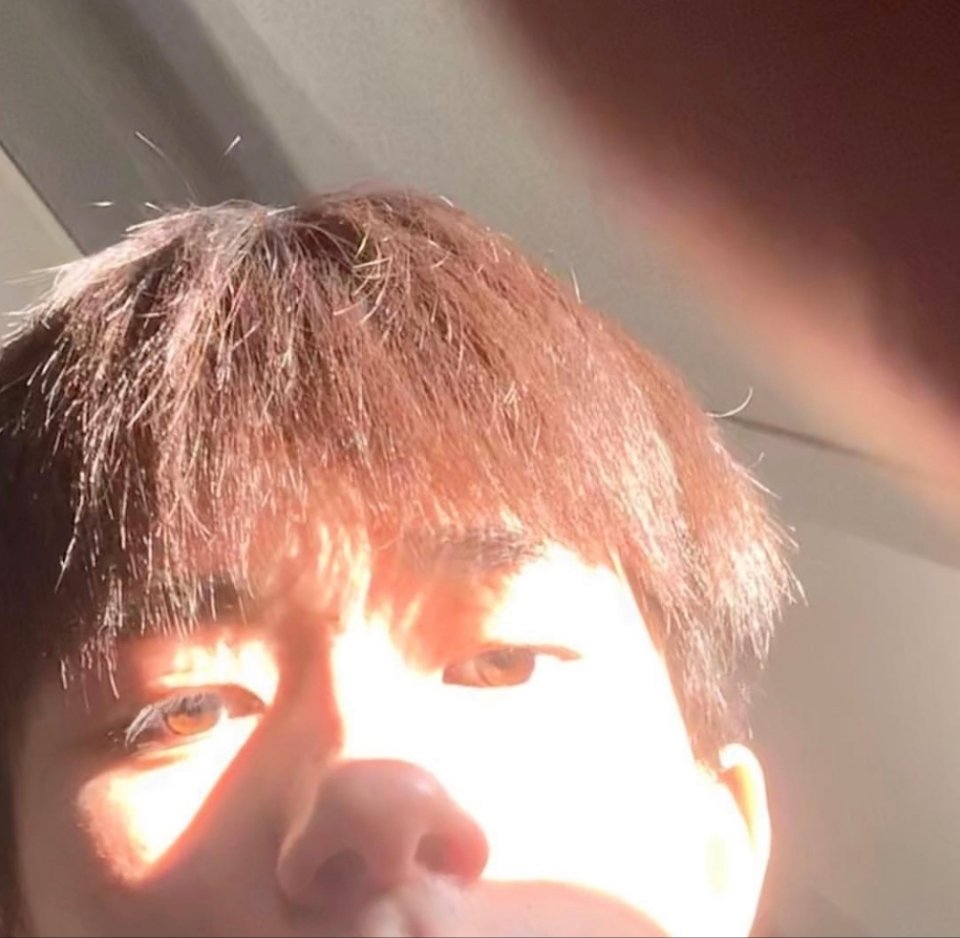 揭秘易烊千玺的自拍手机里的vs粉丝看见的