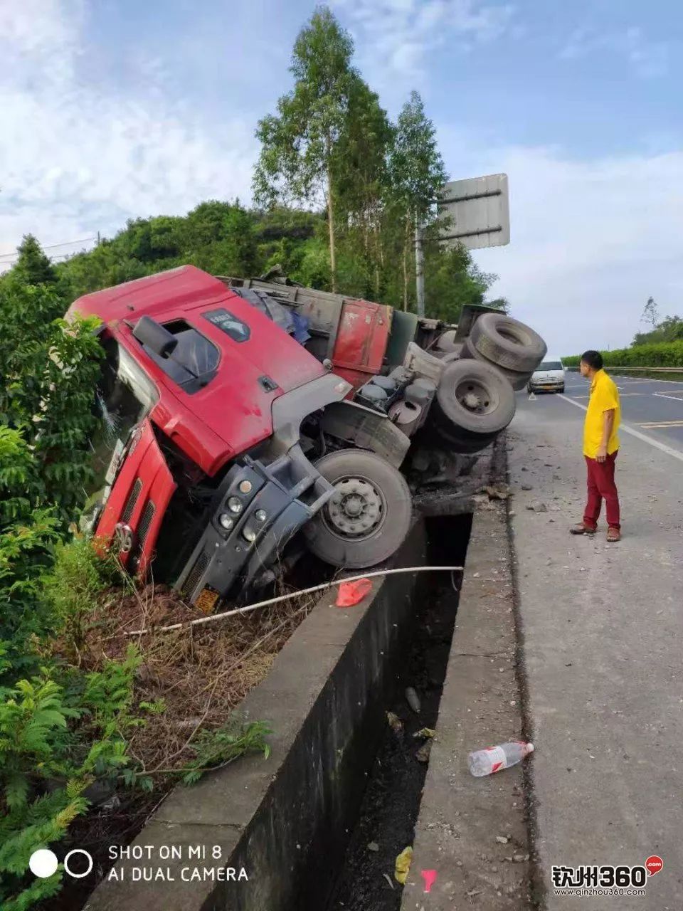 又是大货车!钦州境内一男子被撞飞,人车分离浑身都是血
