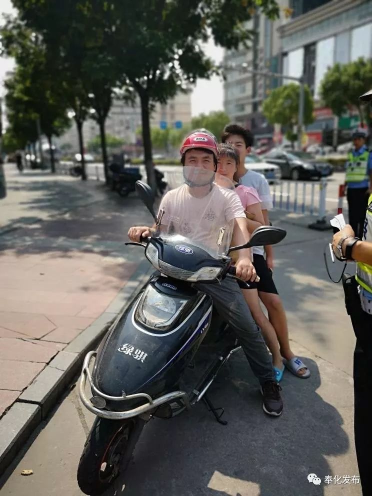 实名曝光驾驶电动车自行车未戴头盔违规载人