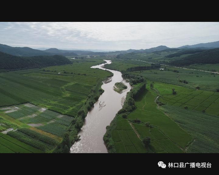 境內群山環抱,河流縱橫,與依蘭縣,勃利縣毗臨.