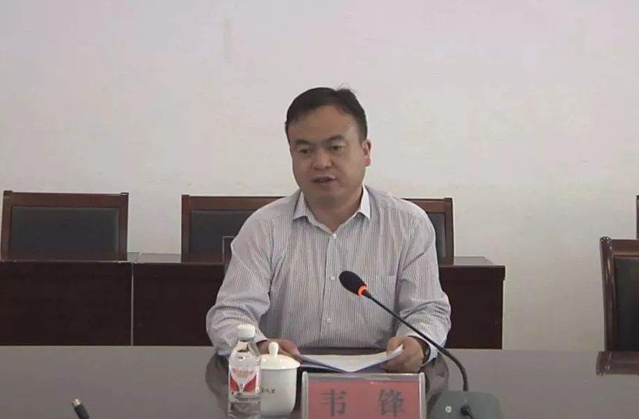 关索街道办召开脱贫攻坚"村村过户户过"反馈会议_韦锋