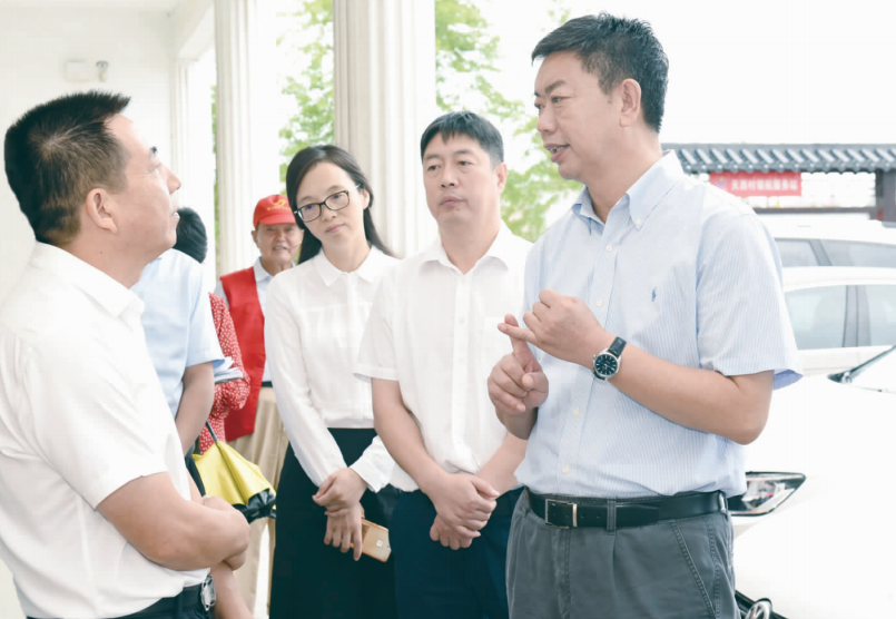 昨日,市委书记陈勇赴海门港新区调研,进企业,看项目,访民情,并召开