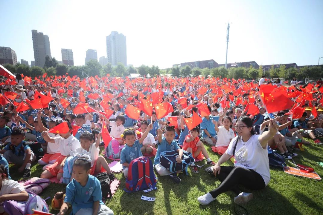 开学啦看瀛海各校莘莘学子五星红旗下迎来新学年