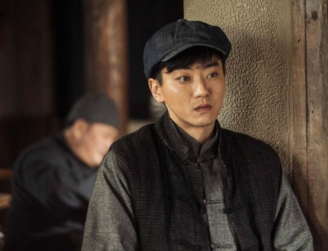 老酒馆金小手谁注意到他和陈宝国的关系怪不得演技这么好