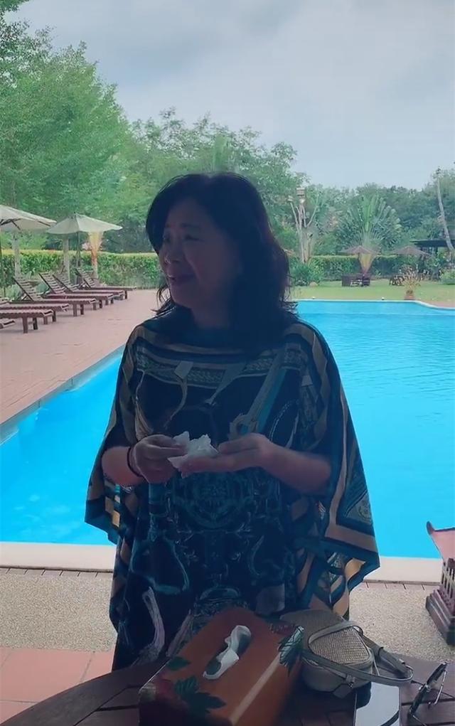 61岁姜育恒马来西亚豪宅曝光,装修气派独立泳池,妻子现身超温婉