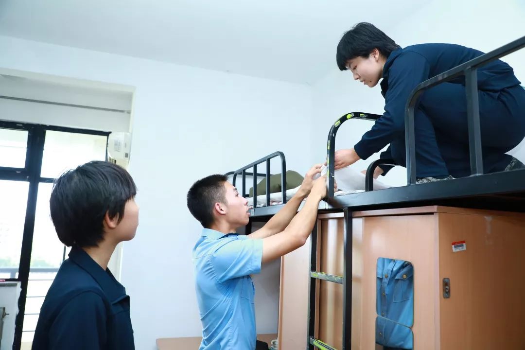 抵达宿舍后,姑娘们迅速收拾行囊,整理内务.