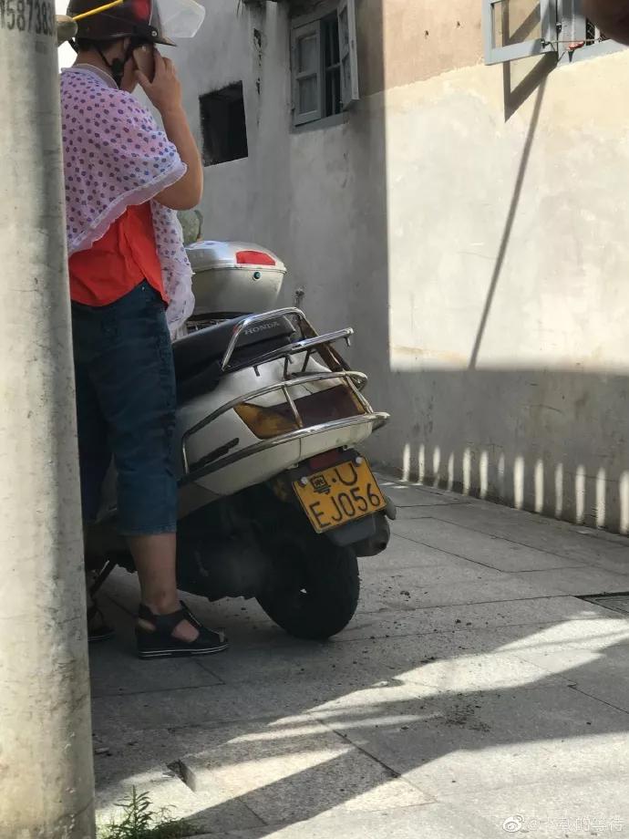 潮州牌坊街疑似套牌摩托车撞伤十几个月大的小孩后逃逸