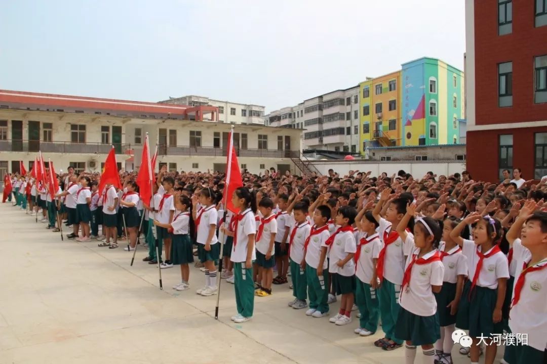 铭记历史开创未来濮阳市昆吾小学戚城校区举行新学期升旗仪式暨开学
