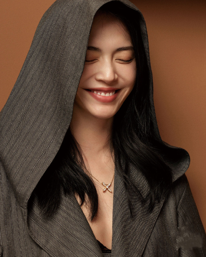 44岁姚晨写真,镂空亮片裙别具个人魅力,方形渐变大耳饰气场全开_风格