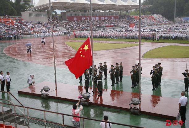 三万深大师生雨中升国旗我和国旗同框我爱中国