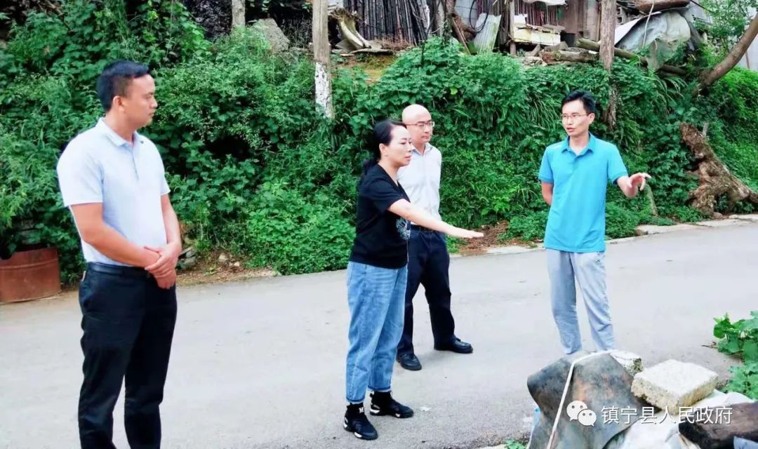 潘登岭到革利乡调研