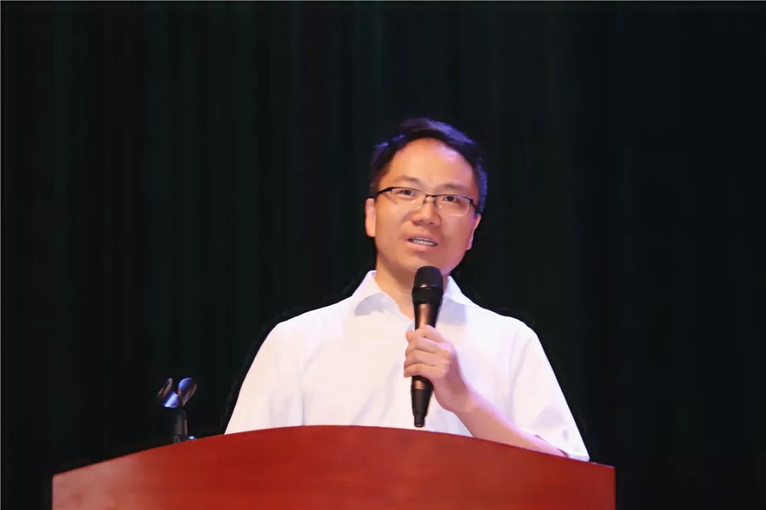 松湖实中开学致辞万飞校长守一身正气创无限可能