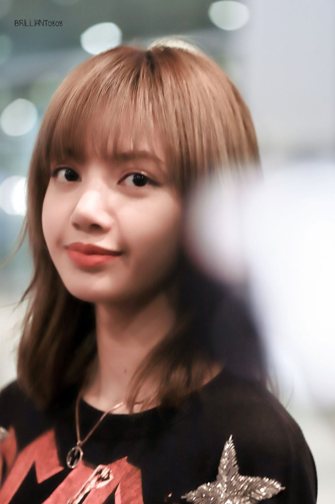 甜美笑容发散lisa结束泰国行程连夜返韩