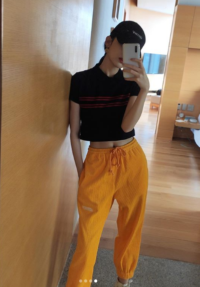 原创小腰精古力娜扎上线纤细小蛮腰只有头的宽度