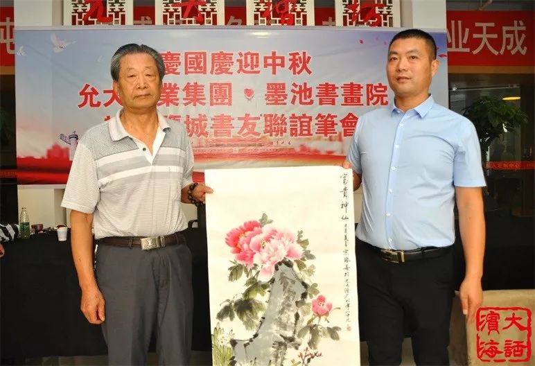 书画家们作品展示盐城滨海两地书画家现场泼墨挥毫墨池书画院院长夏坚