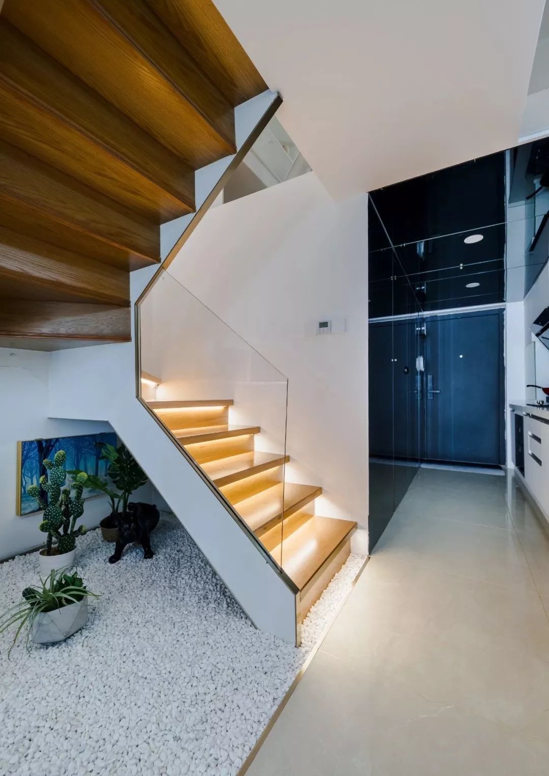 上海90后小哥,在自己仅30m的loft里架起一座"玻璃廊桥"!