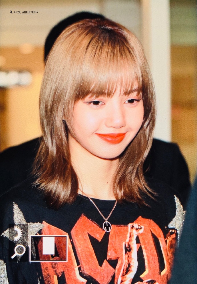 甜美笑容发散lisa结束泰国行程连夜返韩