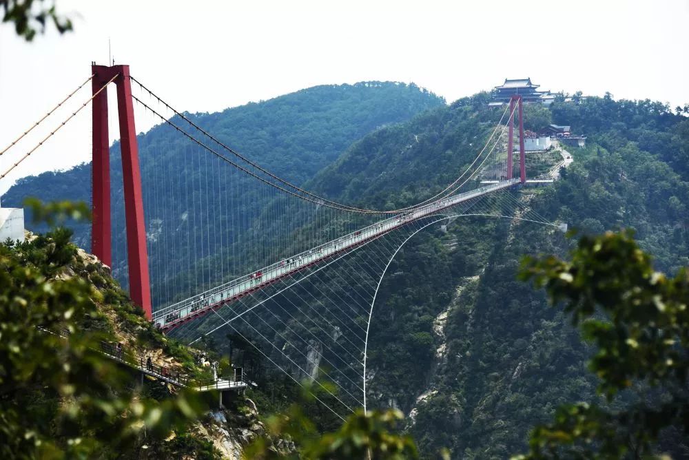 天蒙山位于山东省临沂市费县北部,地处沂蒙山山脉东段,以其丰富瞪山