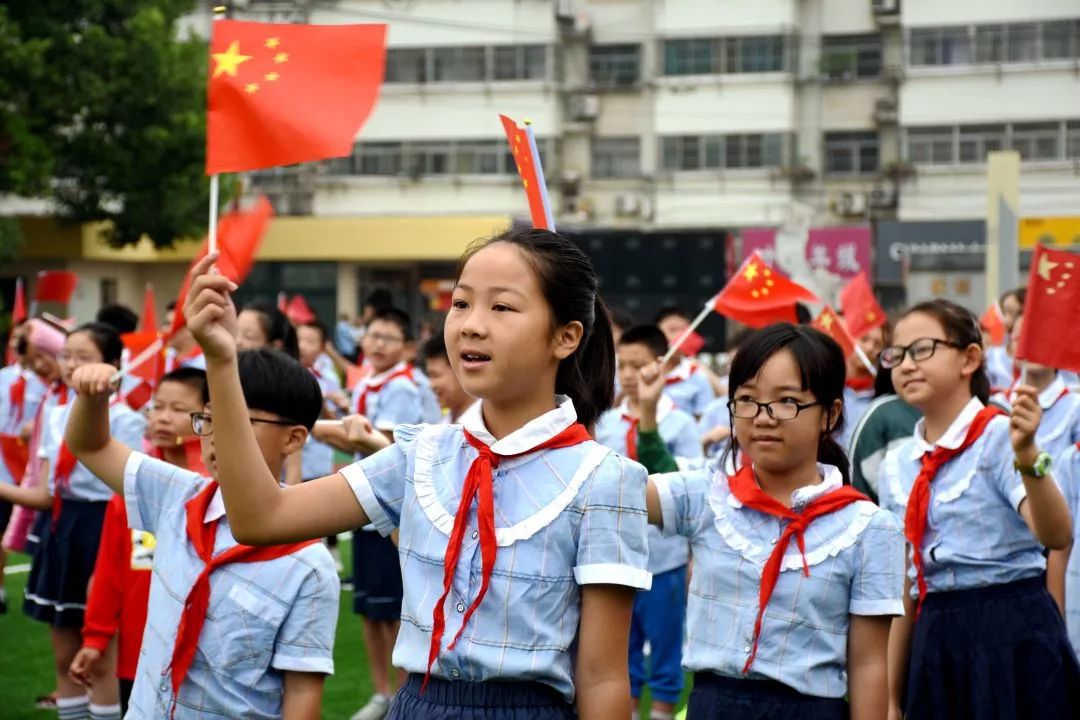 开学第一课 | 我们有一个共同的名字:南苑追梦人_五星红旗