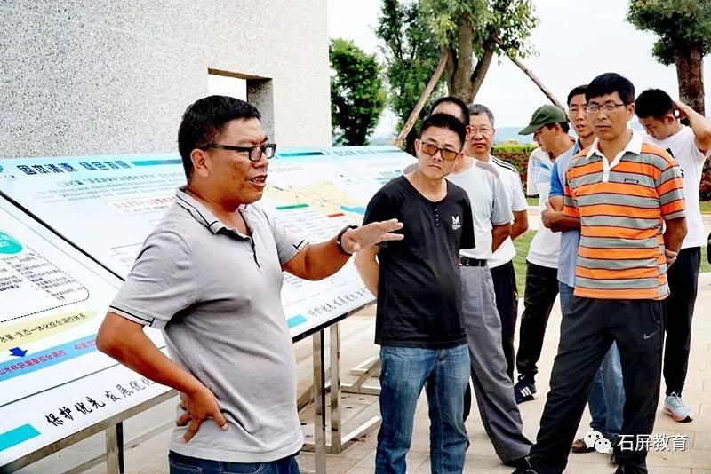 在异龙湖管理局局长吴超雄和科普宣教讲解员的细致讲解下,两所学校的