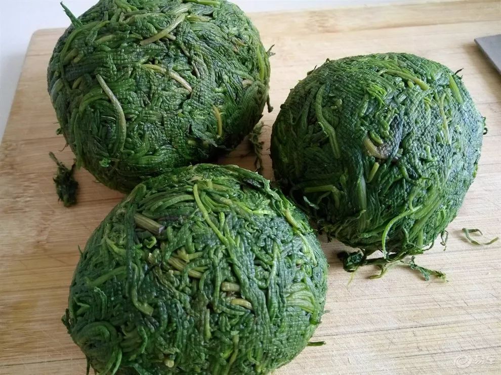 做法多种多样,蒜汁拌皇席菜,辣炒皇席菜,包饺子,蒸包子,烙菜盒子,黄须