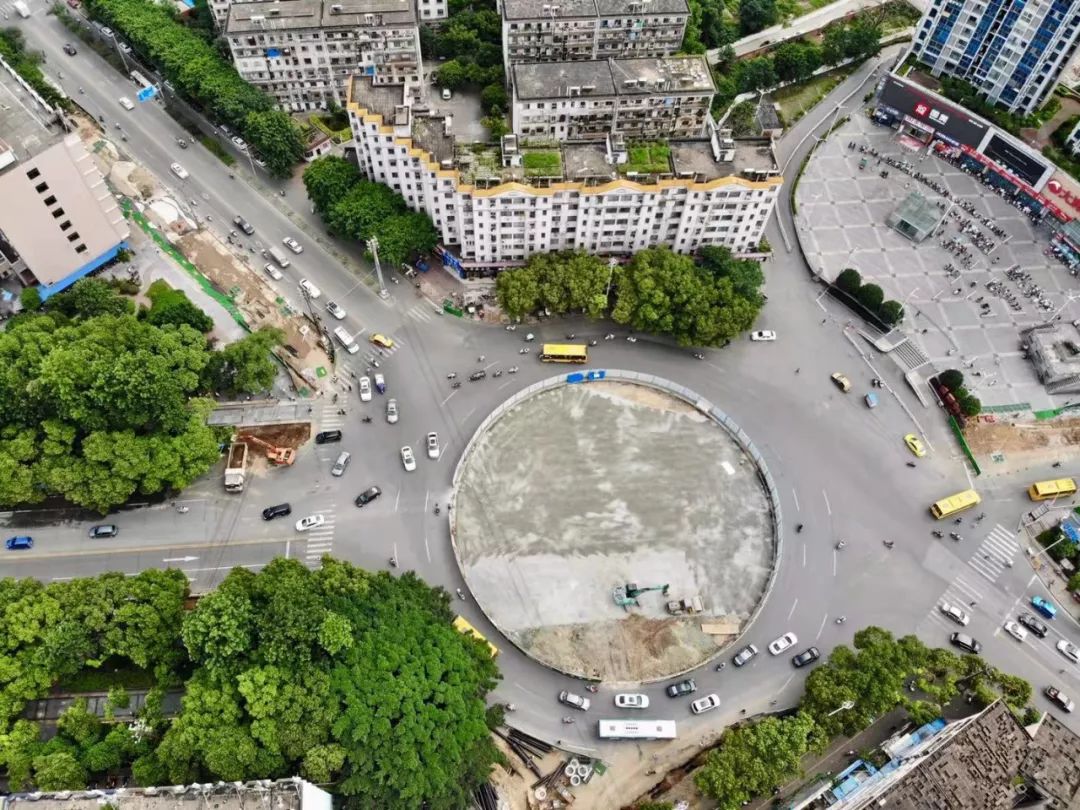 6月中旬,改造施工中的三康庙大转盘交叉口.