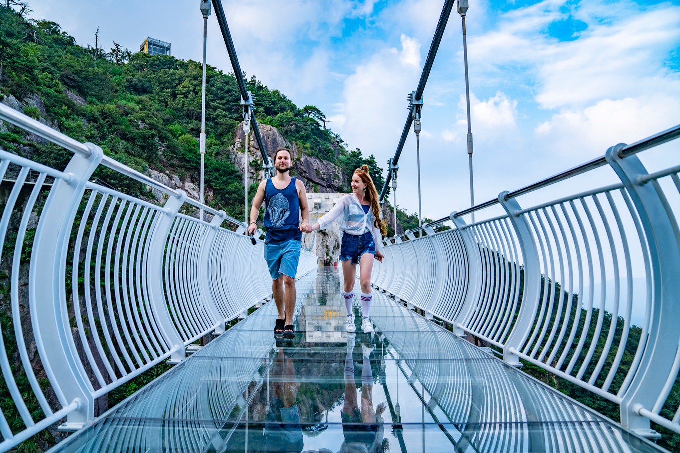 水晶廊桥,透明的玻璃,营造的浪漫与梦幻.