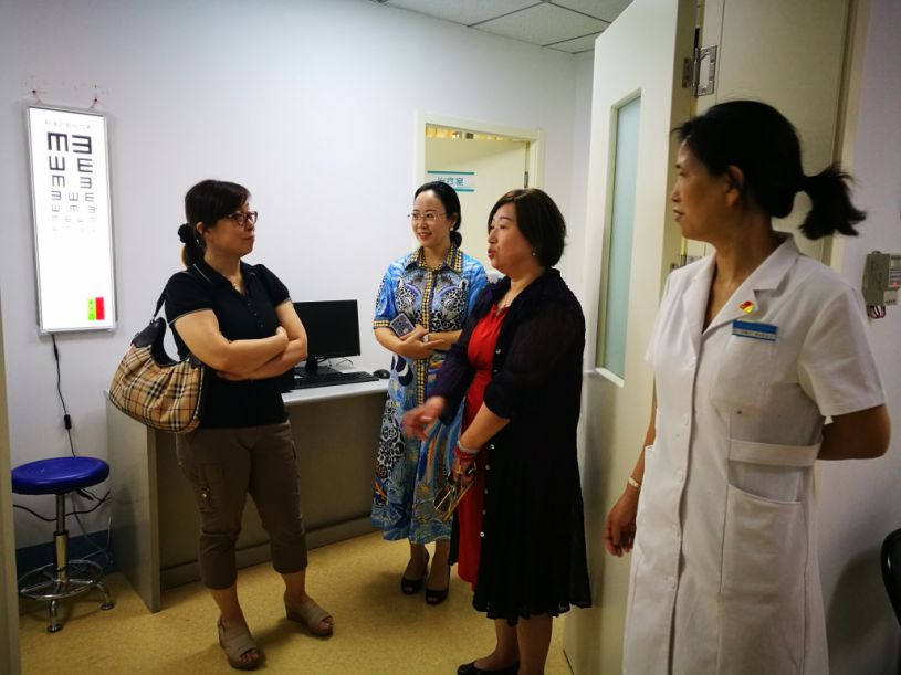甘家口社区卫生服务中心办公室主任刘锦玉请大家参观了眼科诊室,并