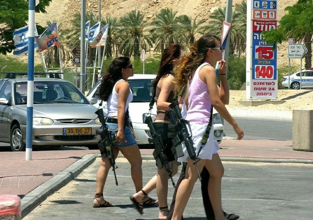 穿军装的扛枪,穿比基尼的也扛枪,以色列街头女兵多