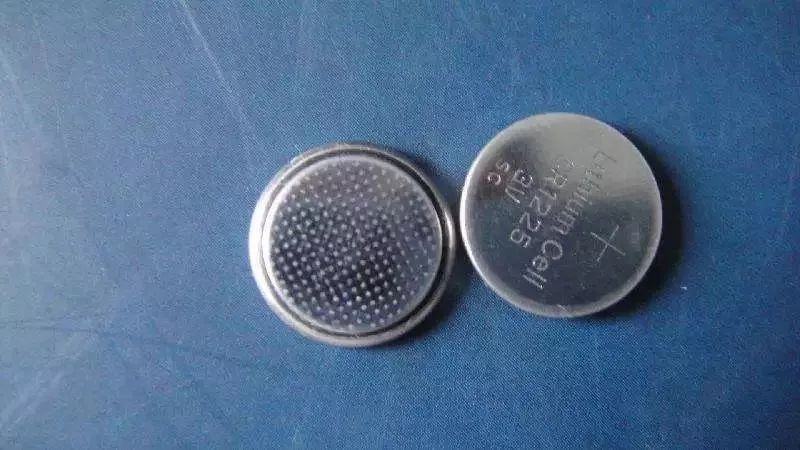 纽扣电池小区内的绿化垃圾不属于生活垃圾,不应投放至生活垃圾桶中