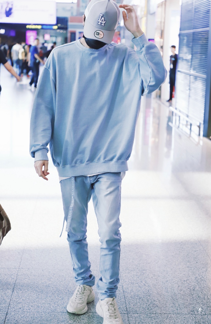 林彦俊今日沈阳返京将应援色穿身上变身最靓的水色男孩