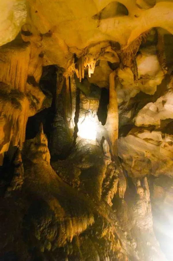 天然溶洞犀牛洞云崖天梯,三点炮天坑,老君庙,观音庙等等. .等等. .