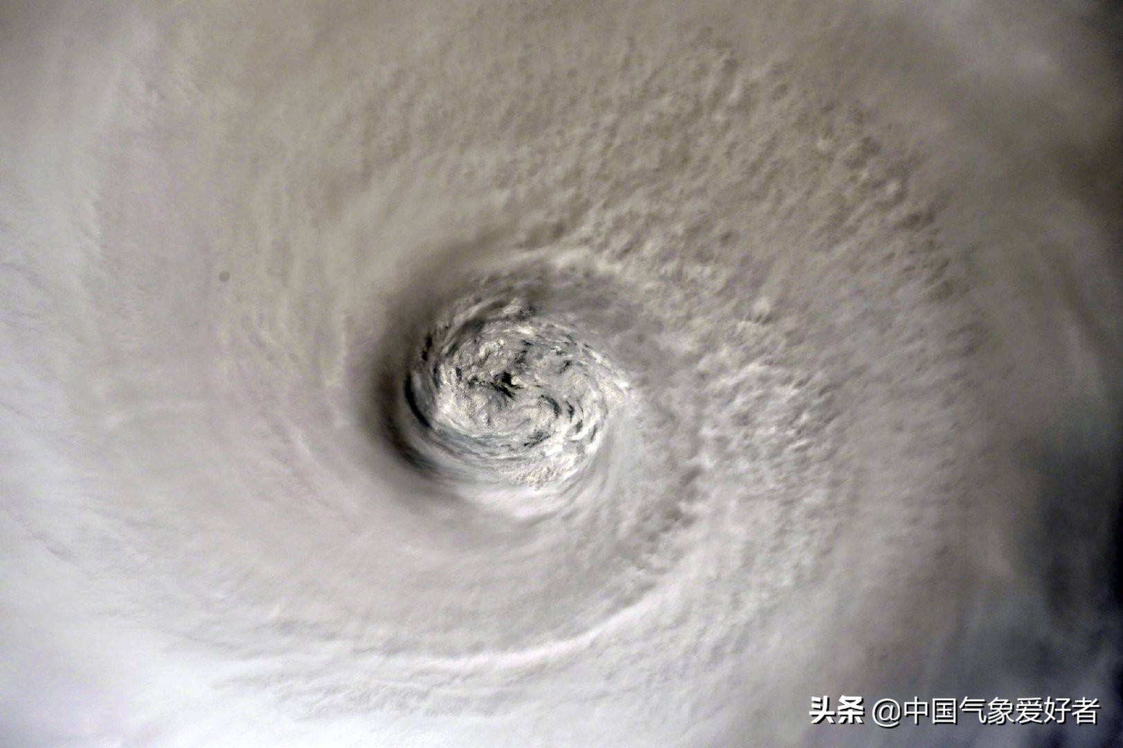 吓人!国际空间站宇航员实拍风王多利安:飓风风眼内一清二楚