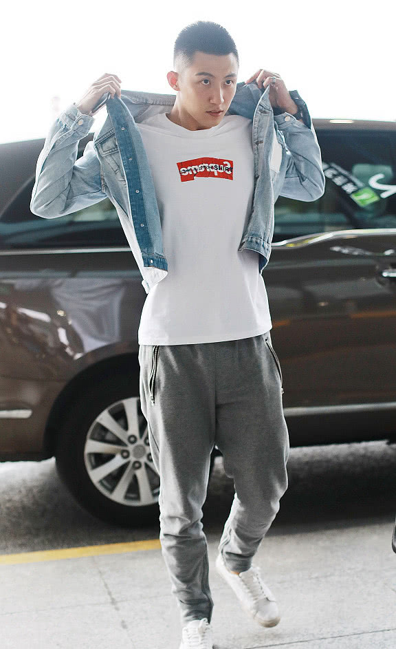 撩妹于无形!黄景瑜提衣领耍帅,板寸头尽显雅痞范儿