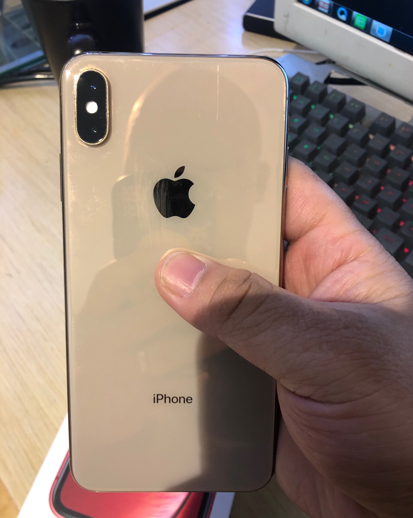 这是一台金色的iphonexsmax,手机背面的成色很不错,玻璃依旧完好无损