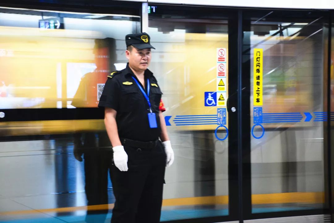 成都地铁保安图片