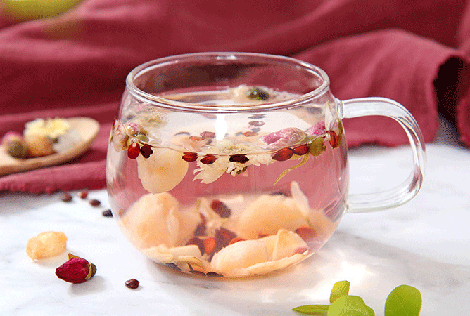 其实是主要用玫瑰花和百合花搭配菊花,酸枣仁,龙眼肉等食材泡成的花茶
