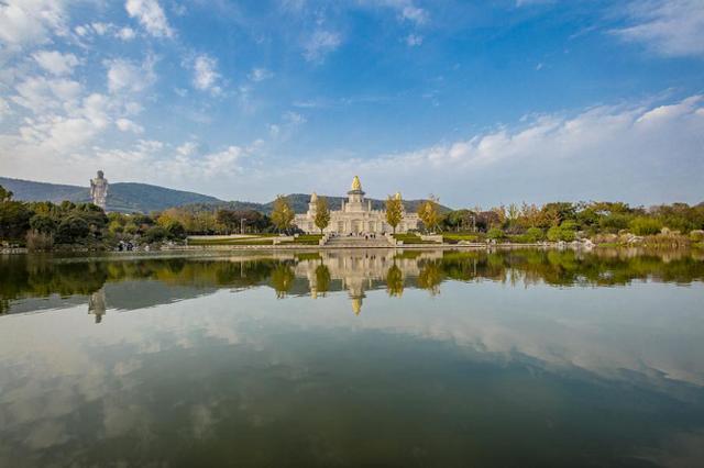 大道,和着清风银杏叶沙沙作响,像一曲自然谱成的禅乐,让人心境澄宁