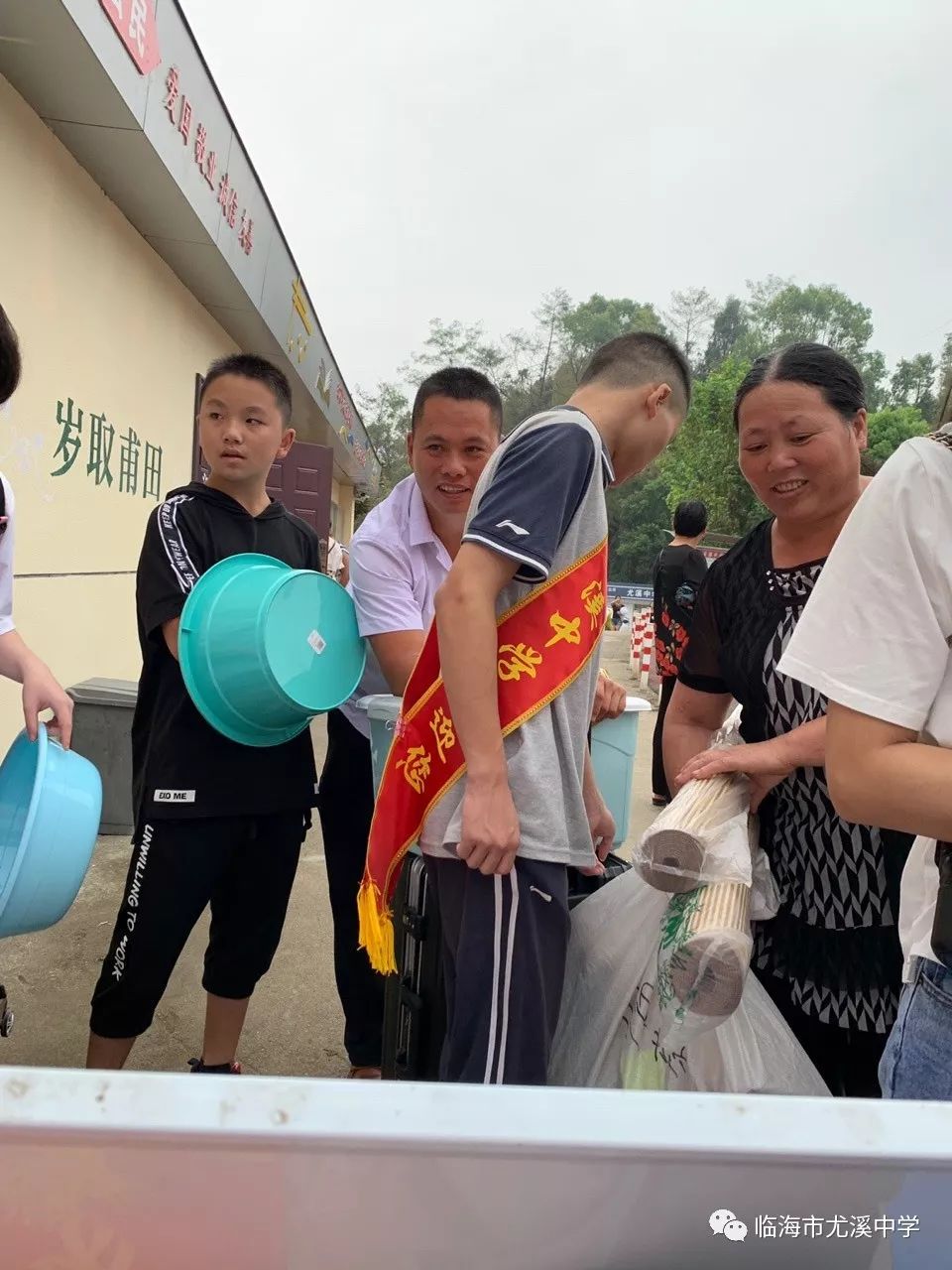 万鹿同行追梦临海丨尤溪中学开学季开展志愿者服务活动